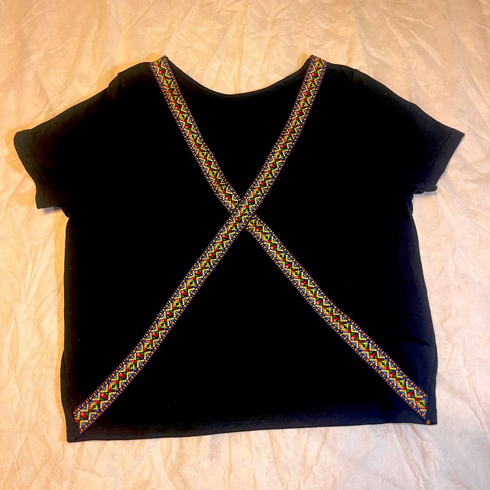 Open back patterned hem tee